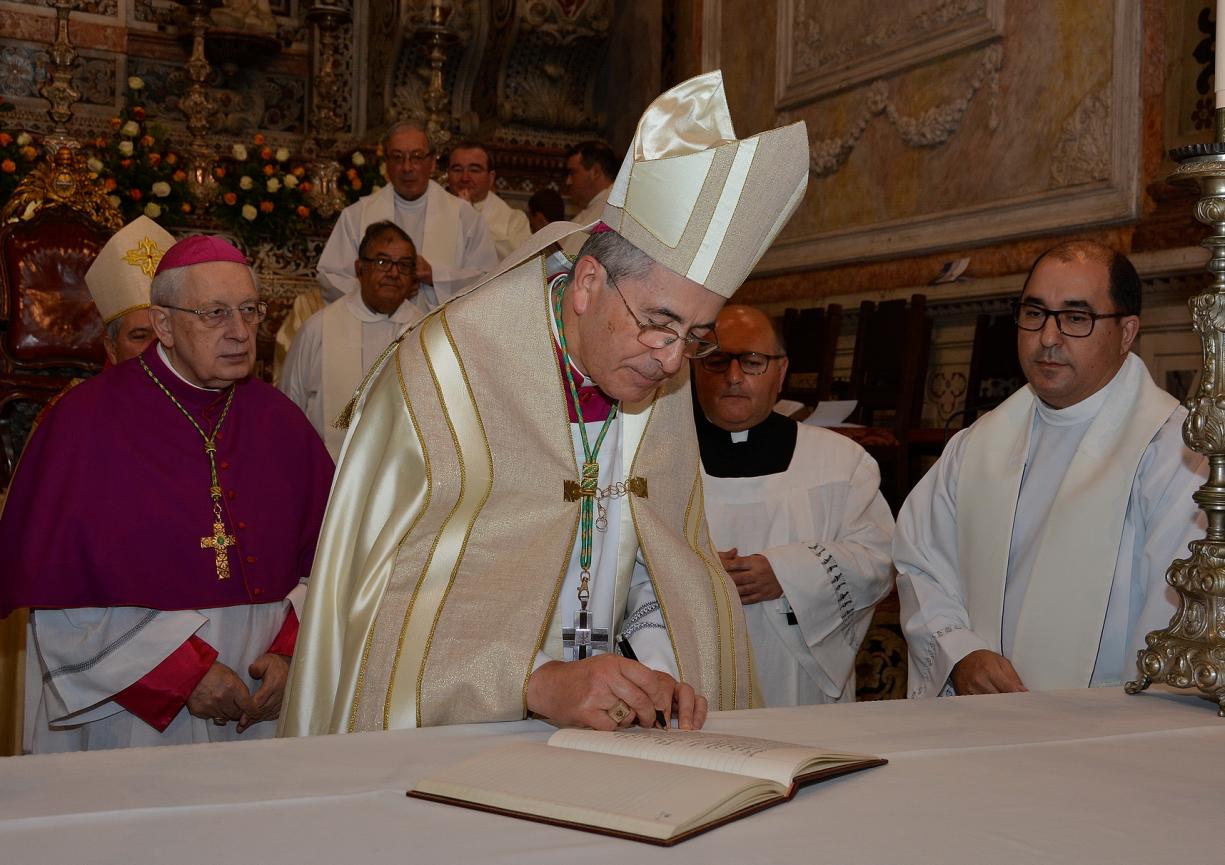 D. José Traquina na assinatura da tomada da diocese de Santarém|Arlindo Homem
