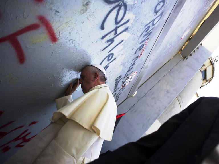 Papa Francisco em oração no Muro da Cisjordânia (Lusa)