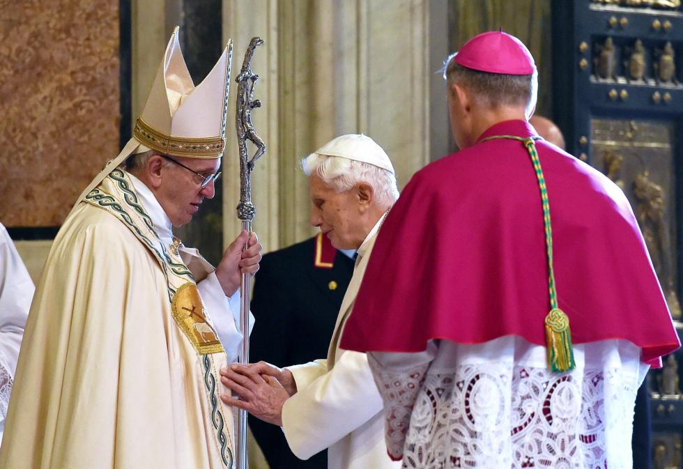 Papa Francisco e Bento XVI após atravessarem a Porta Santa da Basílica de São Pedro (Lusa)