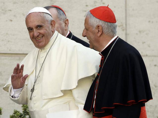 Cardeal Versaldi (dir.) com o Papa Francisco