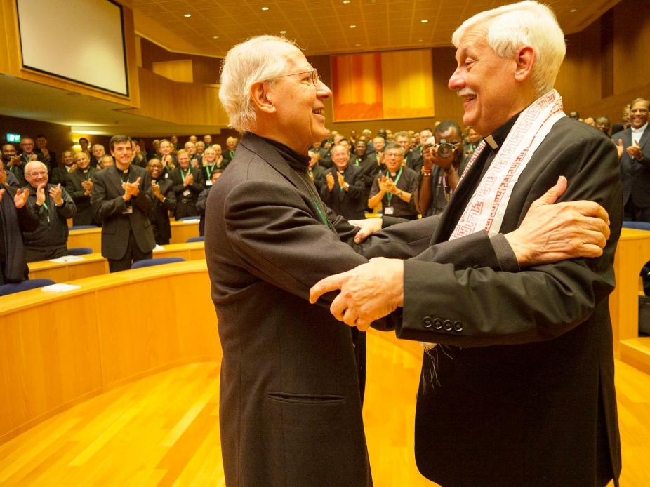 Padre Adolfo Nicolás (esq.) e o seu sucessor, padre Arturo Sosa