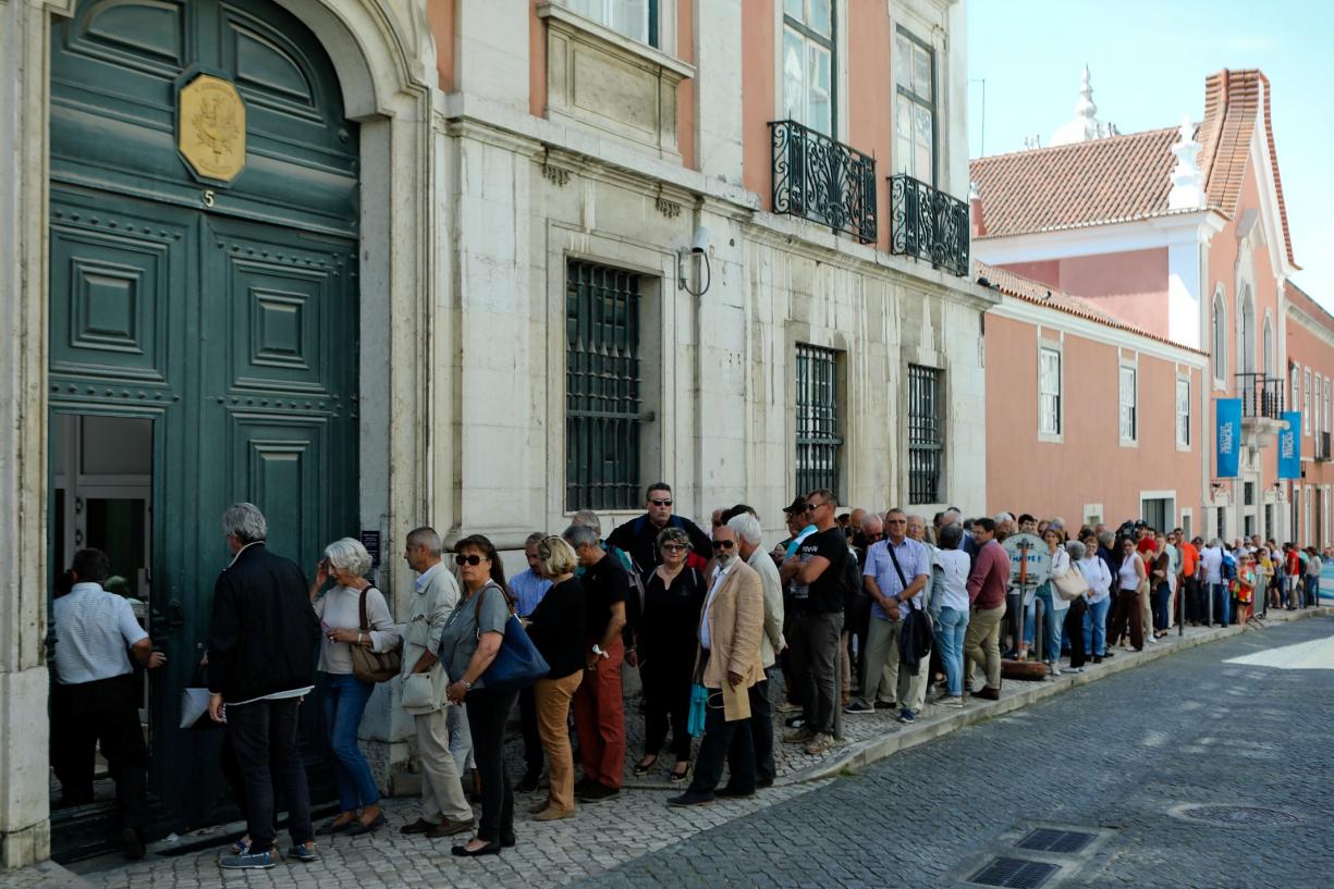 Eleitores junto da Embaixada de França em Lisboa. Foto: Lusa