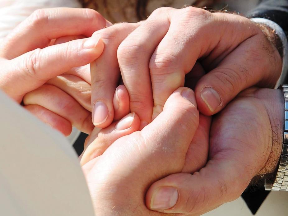 Francisco segura nas mãos de um jovem casal (Lusa)