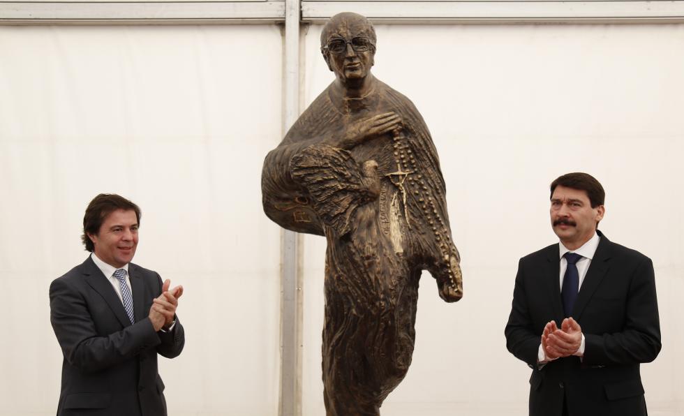 O presidente da Republica da Hungria, János Áder (D), e o presidente da Câmara de Ourém, Paulo Fonseca, inauguram a estátua de homenagem ao padre Luís Kondor na comemoração dos 50 anos do Calvário Húngaro (LUSA)
