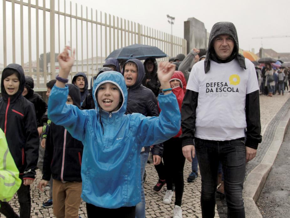 Alunos e pais do Colégio Conciliar Maria Imaculada, em Leiria, fizeram um cordão humano em protesto contra o fim dos contratos de associação (Lusa)