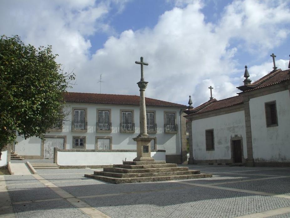Foto: José Cunha - Adro da Igreja de Vila Caiz, em Amarante, na Diocese do Porto