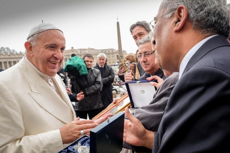 CM Lisboa - Papa Francisco com António Costa, na Praça de São Pedro