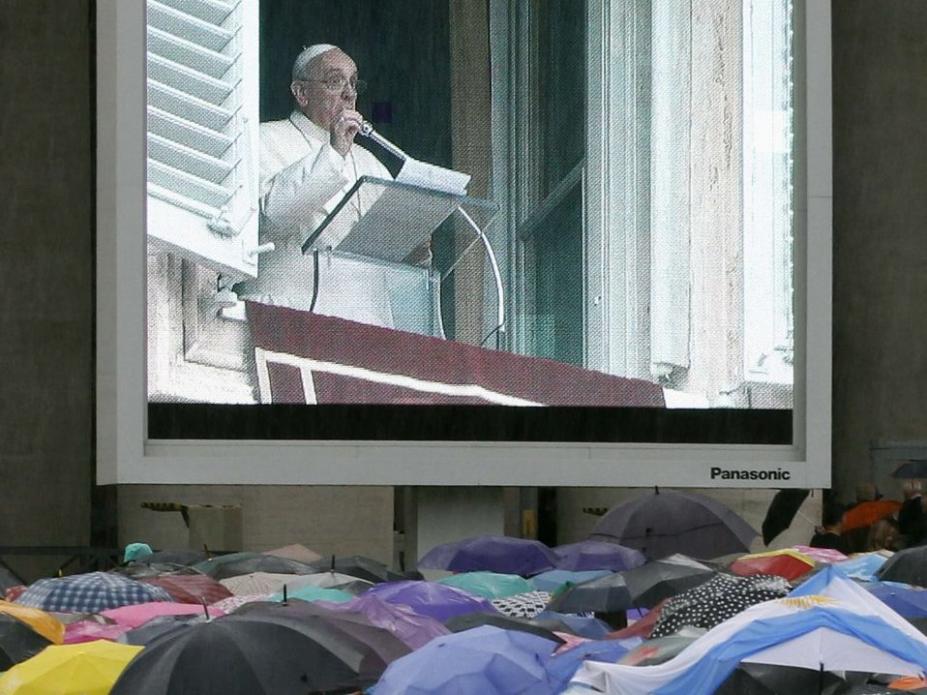 Ecrã gigante na Praça de São Pedro