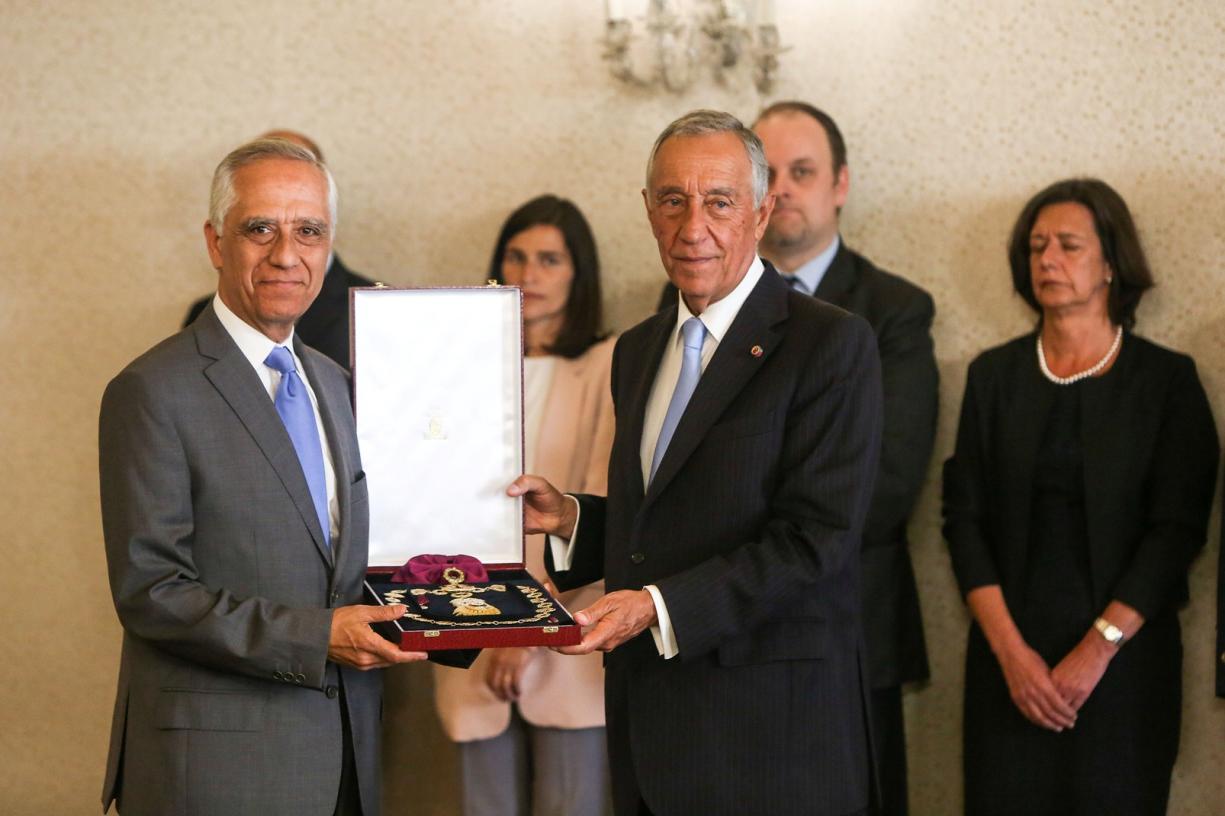 Presidente da República, Marcelo Rebelo de Sousa (D) condecora D. António Ferreira Gomes (a título póstumo) no Palácio de Belém, em Lisboa, 25 de abril de 2017. Foto: Lusa