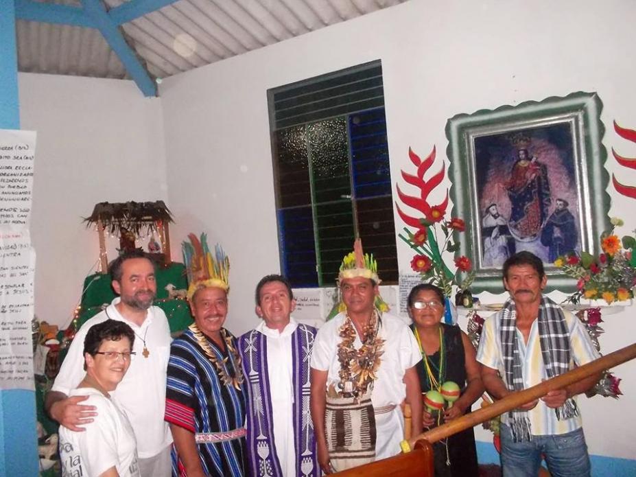 Irmão José Manuel (segundo a contar da esquerda) com amigos colombianos [Combonianos.pt]