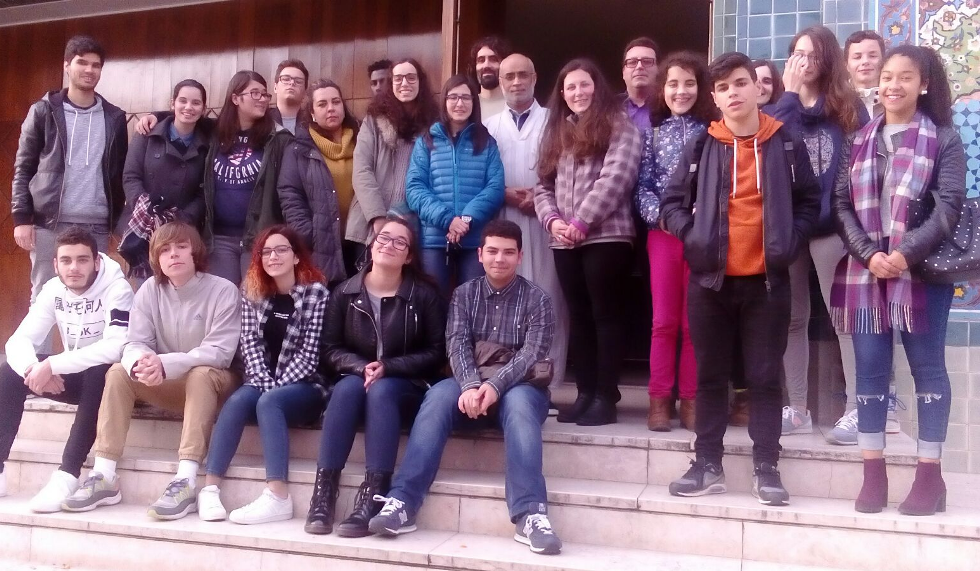 DR - Sheik David Munir no meio do grupo de jovens católicos que visitou a Mesquita Central de Lisboa