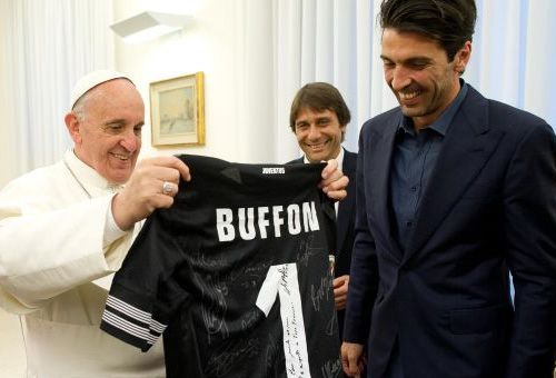 Foto: ANSA - Papa Francisco a receber uma camisola de Buffon, guarda-redes da Juventus