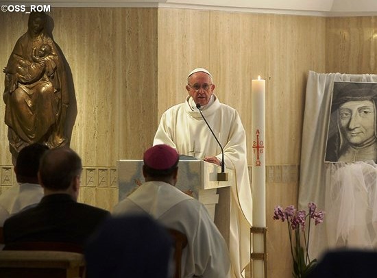 Francisco durante a Missa. Ao fundo, a imagem da fundadora das vicentinas Santa Luísa de Marillac