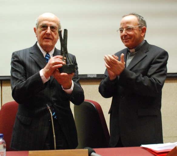 Manoel de Oliveira com o Prémio de Cultura Padre Manuel Antunes