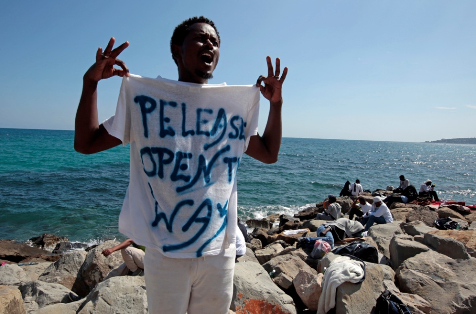 Foto: Eric Gaillard, Reuters/Contrasto - Um refugiado em protesto junto à fronteira de Itália, em Ventimiglia