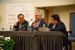 Pedro Castro (esquerda), junto ao padre Brian Kolodiejchuk (centro)