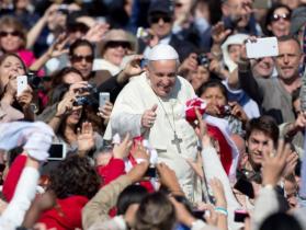 Papa Francisco na Praça de São Pedro (Lusa)