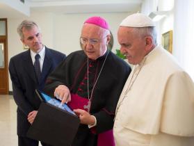 D. Claudio Celli e o Papa Francisco (Lusa)