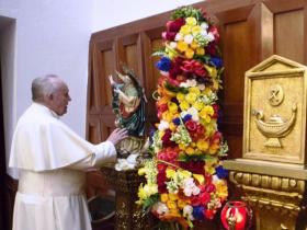 (Lusa) Francisco em oração na capela da Nunciatura Apostólica, Quito