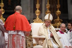D. Mario Zenari saúda o Papa Francisco. Foto: Lusa