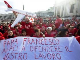 (Lusa) Grupo de trabalhadores da Meridiana na Praça de São Pedro, com um cartaz: Papa Francisco, ajuda-nos a defender o nosso trabalho