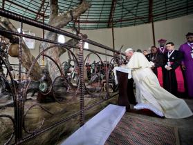 papa Francisco em oração no santuário anglicano dedicado aos mártires do Uganda (Lusa)