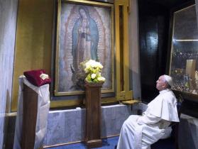 Francisco junto da imagem de Nossa Senhora de Guadalupe (imagem de arquivo)