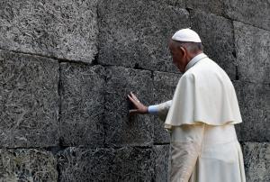 Papa Francisco em Auschwitz. Foto: Lusa