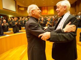 Padre Adolfo Nicolás (esq.) e o seu sucessor, padre Arturo Sosa