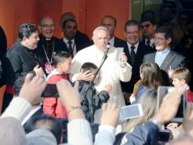 Papa Francisco e o padre Vítor Oliveira (direita)