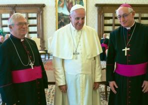 D. António Vitalino (E) e D. João Marcos (D), com o Papa Francisco