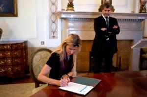 Assinatura de compromisso de pagamento pontual - imagem de arquivo (Filipa Brito/CMPorto)