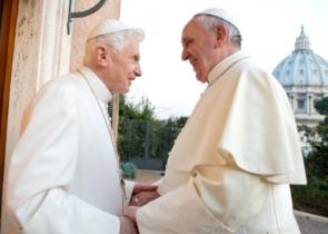 Foto: News.va - Papa Francisco com Bento XVI