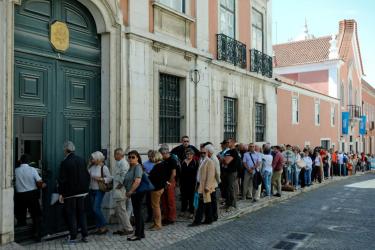 Eleitores junto da Embaixada de França em Lisboa. Foto: Lusa