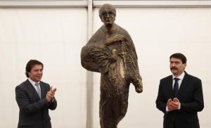 O presidente da Republica da Hungria, János Áder (D), e o presidente da Câmara de Ourém, Paulo Fonseca, inauguram a estátua de homenagem ao padre Luís Kondor na comemoração dos 50 anos do Calvário Húngaro (LUSA)
