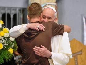 Francisco abraça antigo toxicodependente durante viagem ao Brasil, julho de 2013