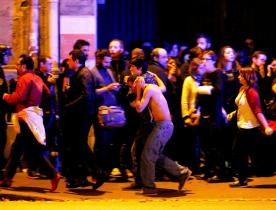 Foto Lusa - Feridos do atentado ao Bataclan Café, em Paris, a serem evacuados do local juntamente com outras centenas de pessoas em estado de choque