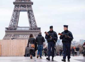 Foto Lusa - Polícias patrulham zona junto à Torre Eiffel, em Paris