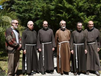 Foto: Capuchinhos (Da esquerda para a direita: Frei João José Guedes; Frei António Martins; Frei Luís Leitão; Frei Fernando Alberto (ministro provincial), Frei José Maria Carvalho e Frei Hugo Mejía)