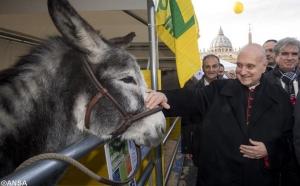 Foto: ANSA. Cardeal Angelo Comastri na Via da Conciliação
