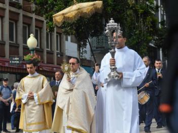 Foto: Diocese do Funchal - D. António Carrilho na Procissão da Ressurreição pelas ruas do Funchal