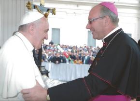 D. Virgílio Antunes cumprimenta Papa Francisco no Vaticano