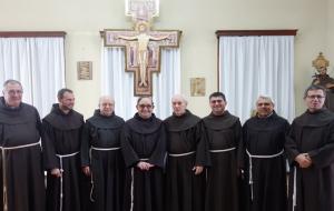 Foto: ofm.org.pt (Da esquerda para a direita: Frei Francisco Sales, Frei Bruno Peixoto, Frei Domingos do Casal Martins, Frei Francisco Oliver Alcón, Frei Armindo de Carvalho, Frei Hermínio Araújo, Frei José Morais, Frei Isidro Lamelas)