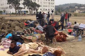 Foto: Elena González - Muitos dos emigrantes desalojados do bairro de Boukhalef apenas conseguiram levar consigo alguns colchões e cobertores   