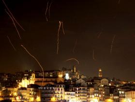 Rastos de balões a arder na noite de São João (Lusa)