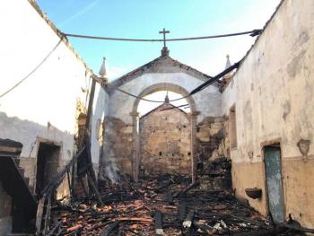 Foto: Fogo destruiu esta madrugada por completo a igreja paroquial de Lavradas - Créditos: Diocese de Viana do Castelo
