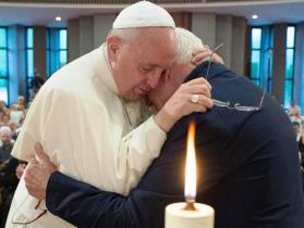 Papa Francisco abraça religioso perseguido durante o regime comunista na Albânia