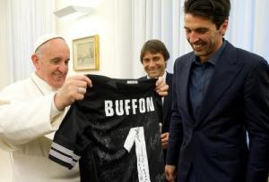 Foto: ANSA - Papa Francisco a receber uma camisola de Buffon, guarda-redes da Juventus