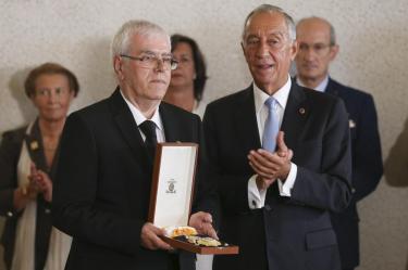 Foto Lusa, entrega das insígnias da Ordem da Liberdade a Arnaldo Cerqueira, sobrinho de D. Manuel Martins