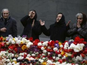 Foto: Reuters/David Mdzinarishvili - Mulheres arménias rezam junto de memorial das vítimas do massacre ocorrido durante a Primeira Guerra Mundial 